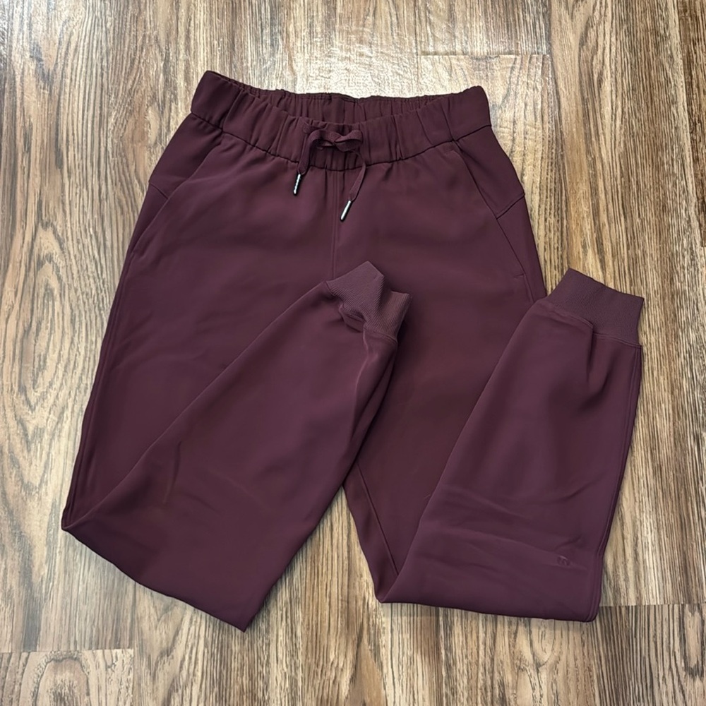 LIKE NEW!! Lululemon On the Fly woven jogger - size 2 Cassis color
